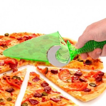 Roulette à pizza avec pelle intégrée