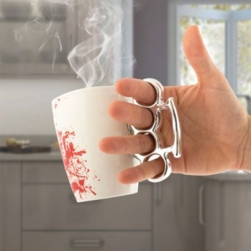 Tasse ensanglantée avec poing américain